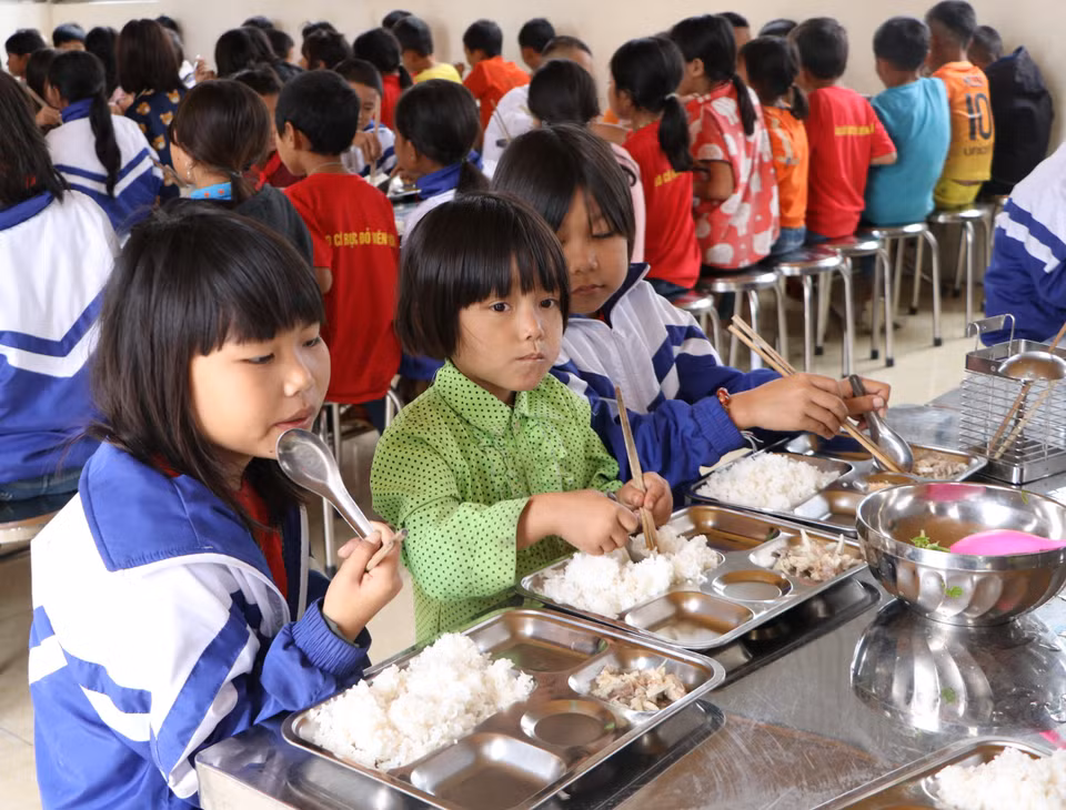 Hầu hết các em học sinh thích ở lại trường vì được ăn ngon hơn ở nhà. (Ảnh: Việt Hoàng/TTXVN)