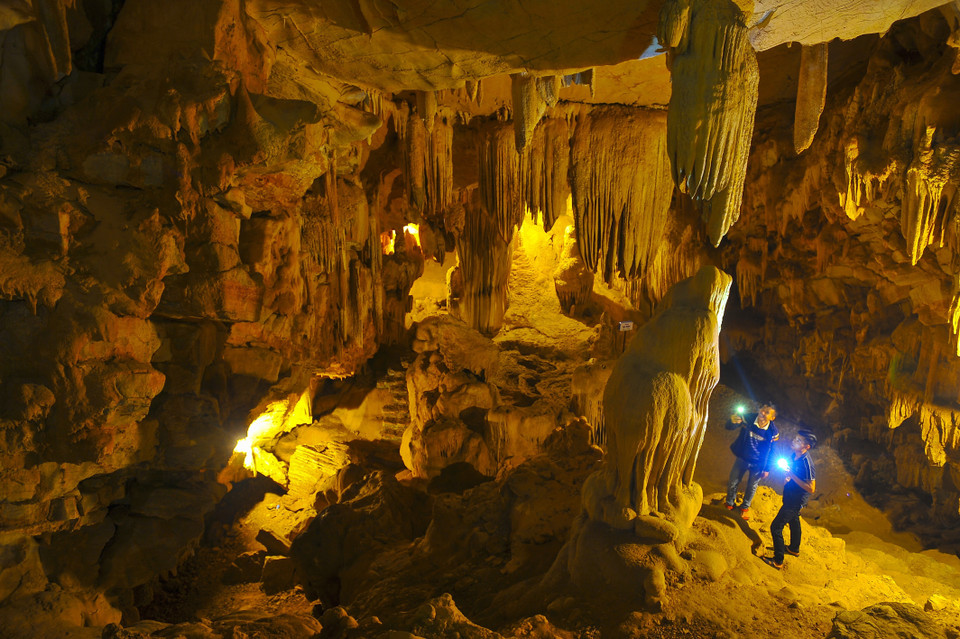 Động Vái Giời xưa kia là nơi người dân kinh thành Hoa Lư lập đàn tế trời cầu mong mưa thuận gió hòa. (Ảnh: Minh Đức/TTXVN)