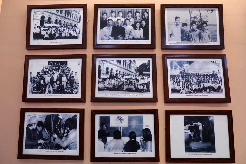 Những bức tranh ghi lại những cột mốc lịch sử của trường THPT Việt Đức qua các thời kỳ. (Ảnh: Thành Đạt/TTXVN)