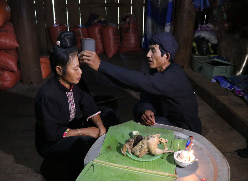 Lễ thức để cầu mong tổ tiên, thần linh phù hộ, ban cho sức khỏe dồi dào cho người dân trong năm mới. (Ảnh: Nguyễn Xuân Tiến/TTXVN)