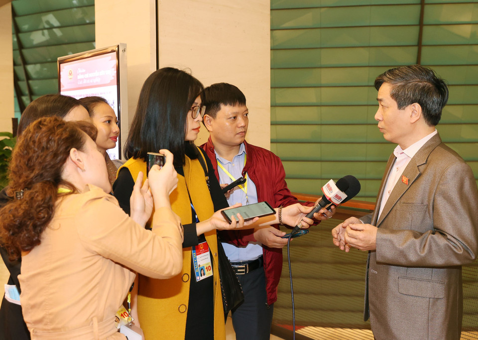 Đại biểu Quốc hội trả lời phỏng vấn báo chí trong giờ giải lao. (Nguồn: TTXVN)