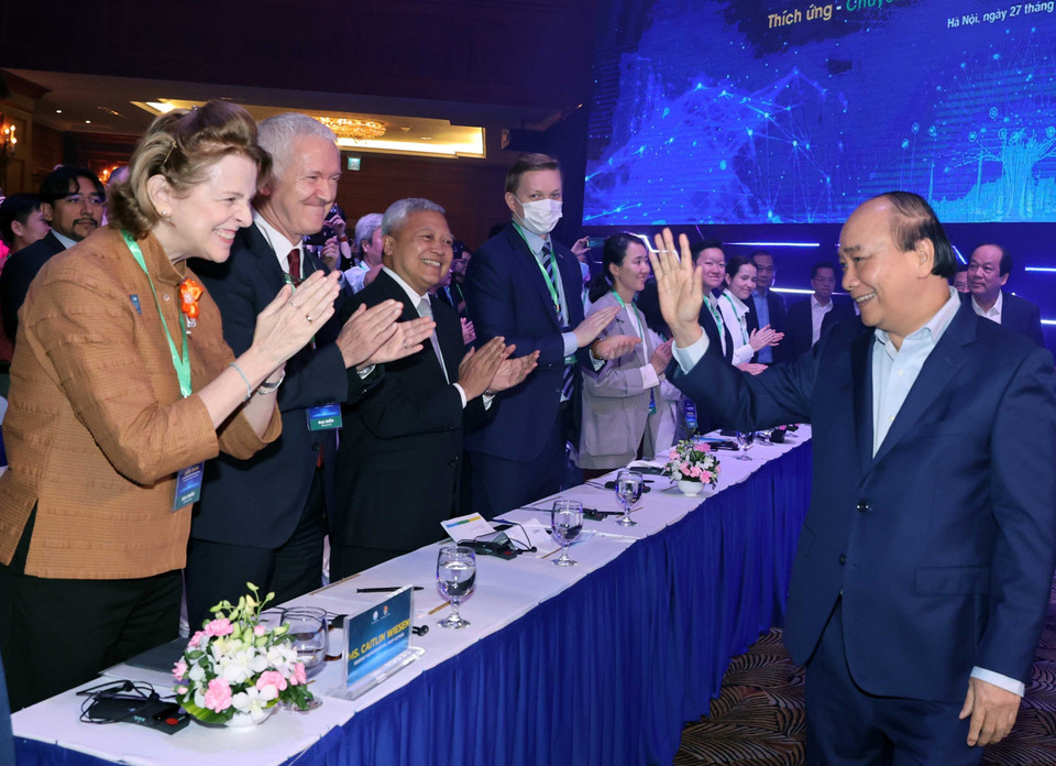 Thủ tướng Nguyễn Xuân Phúc với các đại biểu dự diễn đàn. (Ảnh: Thống Nhất/TTXVN)