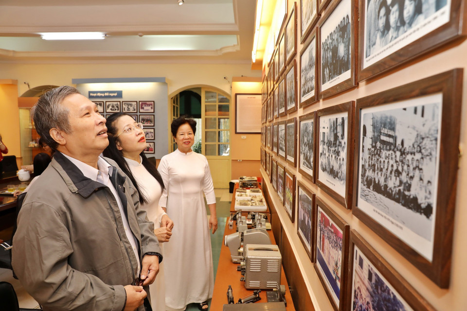 Vào dịp này, nhiều thế hệ học sinh trở về ngôi trường Việt Đức, ôn lại những kỷ niệm xưa dưới mái trường của thời học sinh phổ thống đáng nhớ. (Ảnh: Minh Quyết/TTXVN)