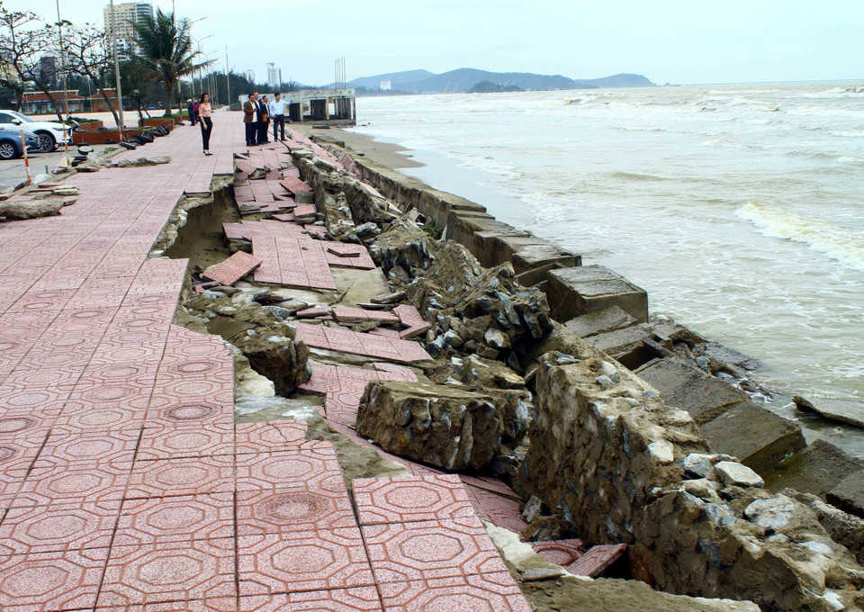 Hệ thống kè biển khu vực quảng trường Bình Minh, thị xã Cửa Lò bị hư hỏng nghiêm trọng. (Ảnh: Tá Chuyên/TTXVN)