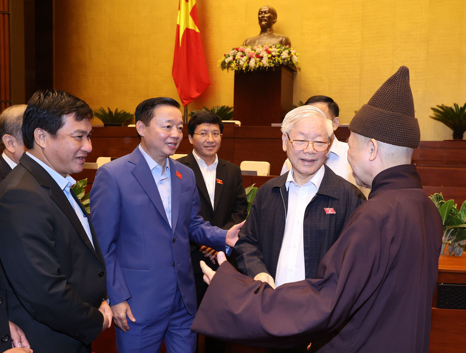 Tổng Bí thư, Chủ tịch nước Nguyễn Phú Trọng với các đại biểu Quốc hội trong giờ giải lao. (Nguồn: TTXVN)