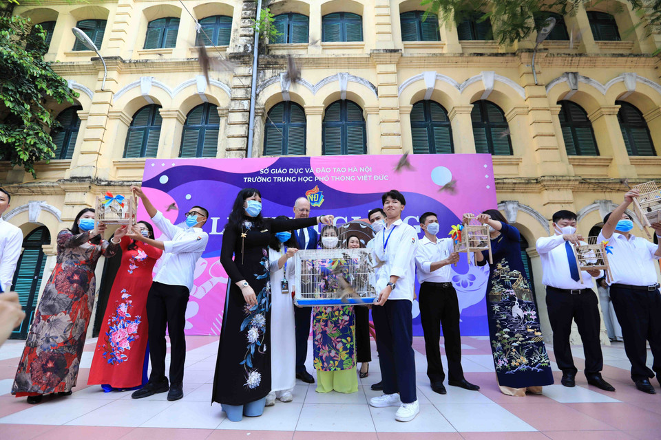 Nghi thức thả chim bồ câu mừng khai giảng năm học mới 2020-2021 tại trường Trung học phổ thông Việt Đức. (Ảnh: Thành Đạt/TTXVN)