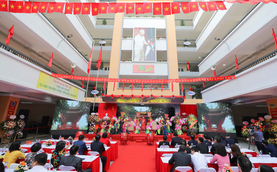 Tiết mục văn nghệ chào mừng của giáo viên và học sinh nhà trường. (Ảnh: Thanh Tùng/TTXVN)