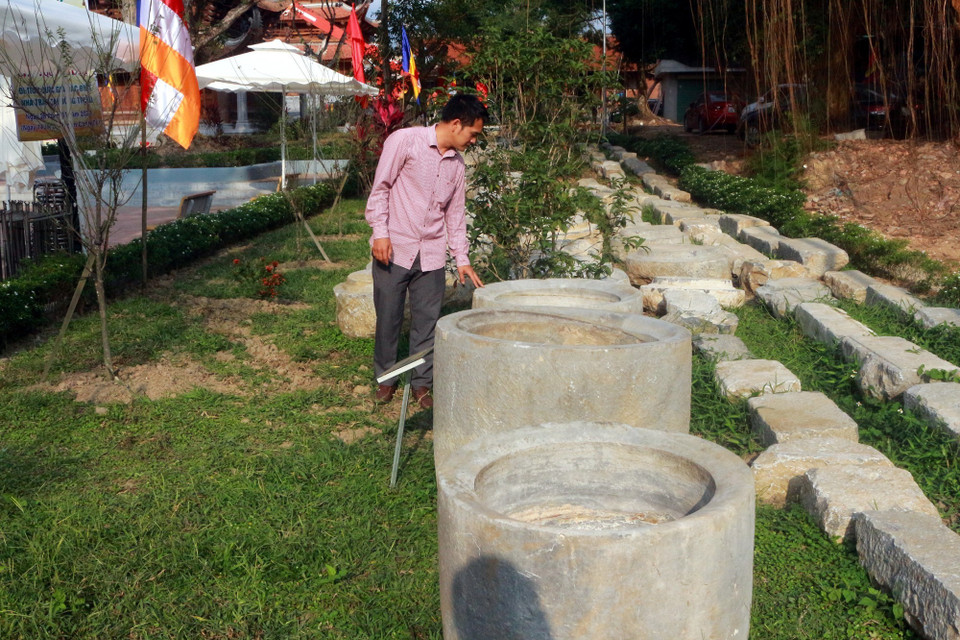 Các thống đá cổ nằm trong khuôn viên chùa. (Nguồn: TTXVN phát)