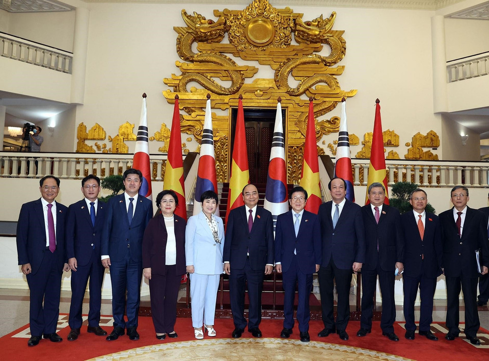 Thủ tướng Nguyễn Xuân Phúc với Chủ tịch Quốc hội Hàn Quốc Park Byeong-Seug và các đại biểu. (Ảnh: Thống Nhất/TTXVN)