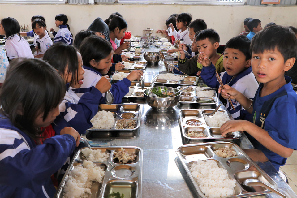 Bữa ăn bán trú của các em học sinh Trường Phổ thông dân tộc bán trú Tiểu học Thu Lũm, huyện Mường Tè (Lai Châu) có đủ rau, thịt. (Ảnh: Việt Hoàng/TTXVN)