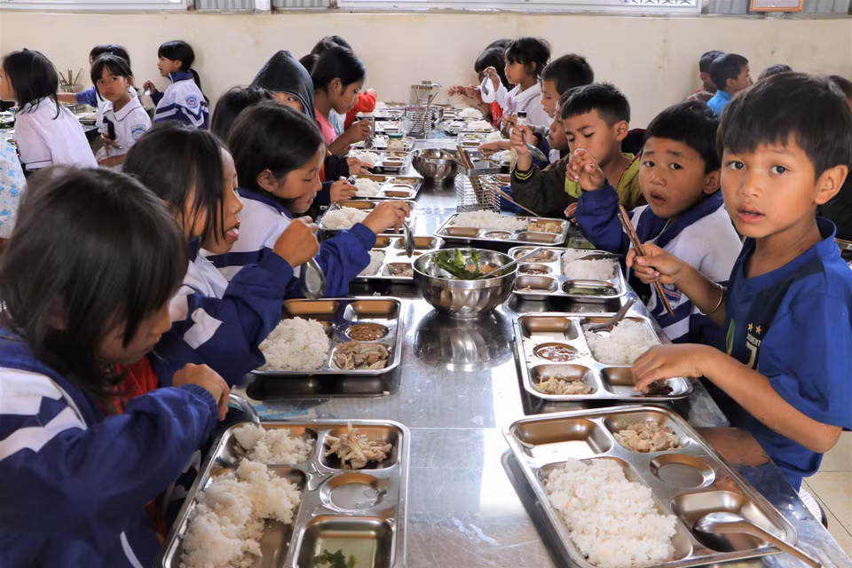 Bữa ăn bán trú của các em học sinh Trường Phổ thông dân tộc bán trú Tiểu học Thu Lũm, huyện Mường Tè (Lai Châu) có đủ rau, thịt. (Ảnh: Việt Hoàng/TTXVN)