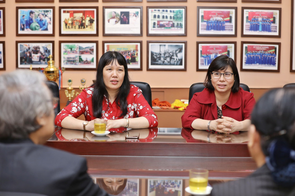 Vào dịp này, nhiều thế hệ học sinh trở về ngôi trường Việt Đức, ôn lại những kỷ niệm xưa dưới mái trường của thời học sinh phổ thống đáng nhớ. (Ảnh: Thành Đạt/TTXVN)