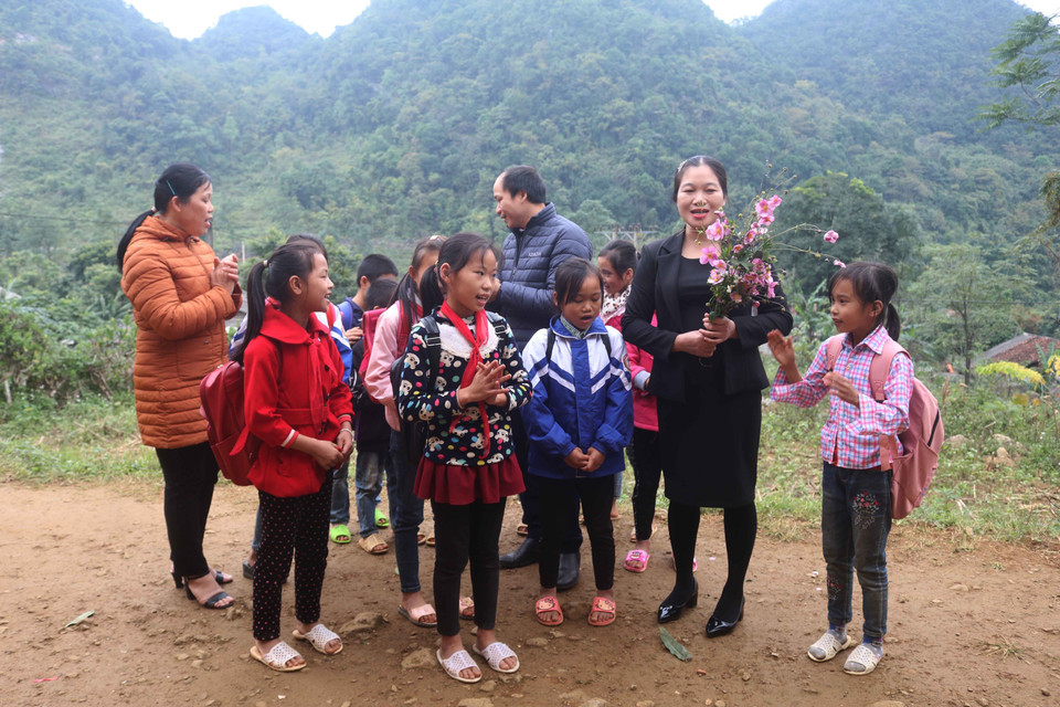 Thầy trò cùng hát vang bài ca vui đến trường giữa biên cương Tổ quốc. (Ảnh: Chu Hiệu/TTXVN)