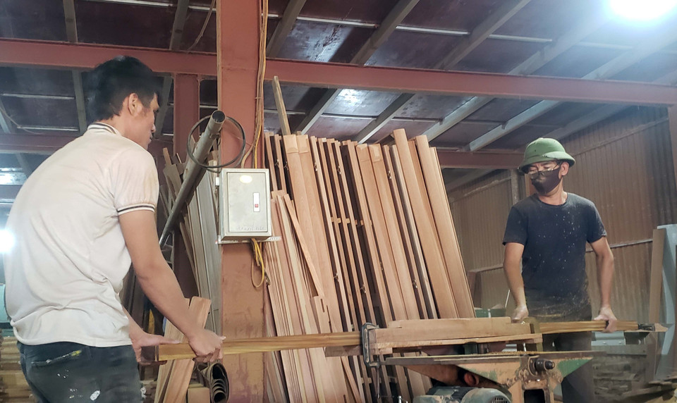 Hoạt động sản xuất chế biến gỗ tại xưởng sản xuất Oanh Trọng thôn Đoài (Yên Lạc, Vĩnh Phúc). (Ảnh: Hoàng Hùng/TTXVN)