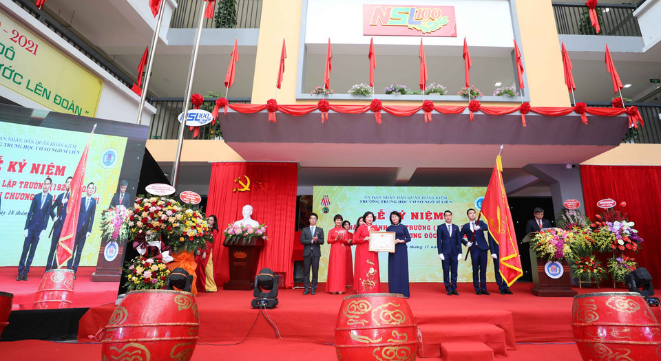Phó Chủ tịch nước Đặng Thị Ngọc Thịnh trao Huân chương Độc lập hạng Nhì cho trường Trung học cơ sở Ngô Sĩ Liên. (Ảnh: Thanh Tùng/TTXVN)