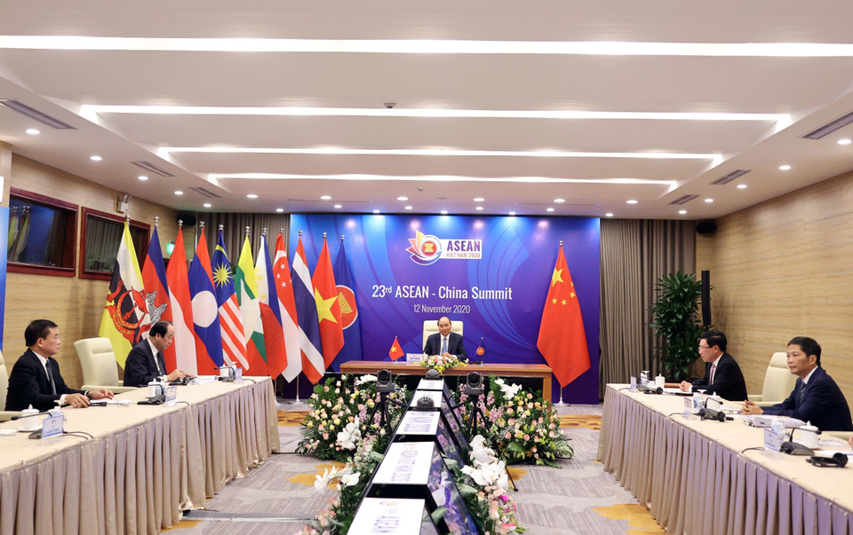 Thủ tướng Nguyễn Xuân Phúc, Chủ tịch ASEAN 2020 đồng chủ trì Hội nghị Cấp cao ASEAN-Trung Quốc lần thứ 23. (Ảnh: Thống Nhất/TTXVN)