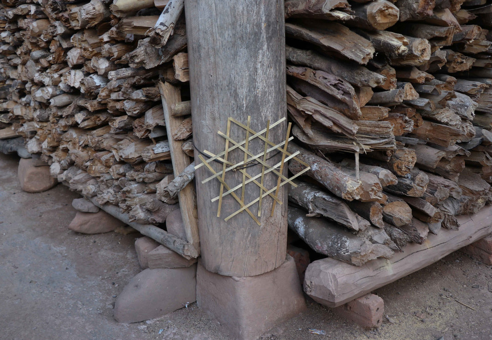 Biểu tượng Me khá được cắm ở nhiều vị trí trong bản, gửi thông điệp đến mọi người không được tự do ra, vào bản. (Ảnh: Nguyễn Xuân Tiến/TTXVN)