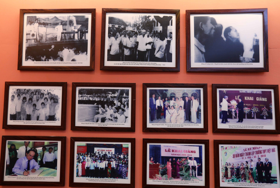 Những bức tranh ghi lại những cột mốc lịch sử của trường THPT Việt Đức qua các thời kỳ. (Ảnh: Thành Đạt/TTXVN)