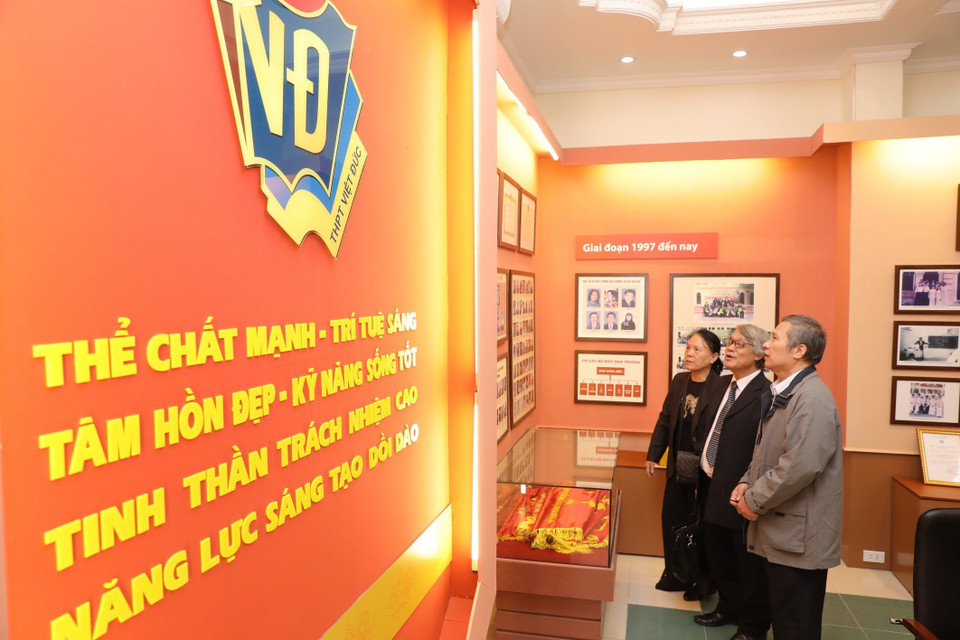 Vào dịp này, nhiều thế hệ học sinh trở về ngôi trường Việt Đức, ôn lại những kỷ niệm xưa dưới mái trường của thời học sinh phổ thống đáng nhớ. (Ảnh: Minh Quyết/TTXVN)