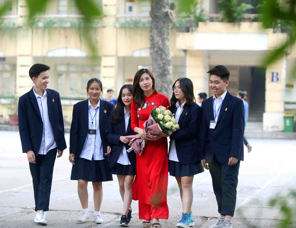 Với sự dạy dỗ và dìu dắt của các thế hệ thầy cô giáo có trình độ và tâm huyết với nghề, hàng chục vạn học sinh đã trưởng thành từ mái trường này, trở thành những công dân tốt , sống có lý tưởng và có tri thức khoa học vững vàng, đóng góp không nhỏ vào sự nghiệp xây dựng và phát triển kinh tế-xã hội của Thủ đô và đất nước. (Ảnh: Thanh Tùng/TTXVN)