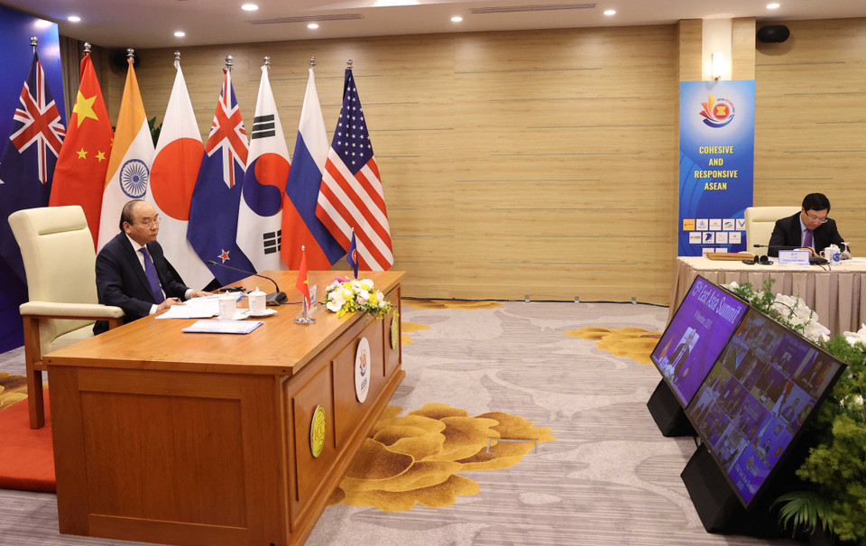 Thủ tướng Nguyễn Xuân Phúc, Chủ tịch ASEAN 2020 dự Hội nghị Cấp cao Đông Á lần thứ 15 tại điểm cầu Hà Nội. (Ảnh: Thống Nhất/TTXVN)