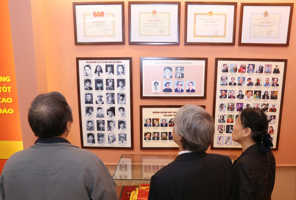 Những cựu học sinh trưởng thành từ mái trường, trở thành những công dân tốt, sống có lý tưởng và có tri thức khoa học vững vàng, đóng góp vào sự nghiệp xây dựng và phát triển kinh tế - xã hội của Thủ đô và đất nước, ôn lại những kỷ niệm khi quay trở về mái trường xưa. (Ảnh: Hoàng Hiếu/TTXVN)