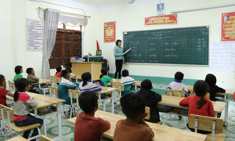 Ngoài việc nuôi dạy học sinh bán trú, các thầy cô tăng cường dạy học cho các em ở trên lớp. (Ảnh: Việt Hoàng/TTXVN)