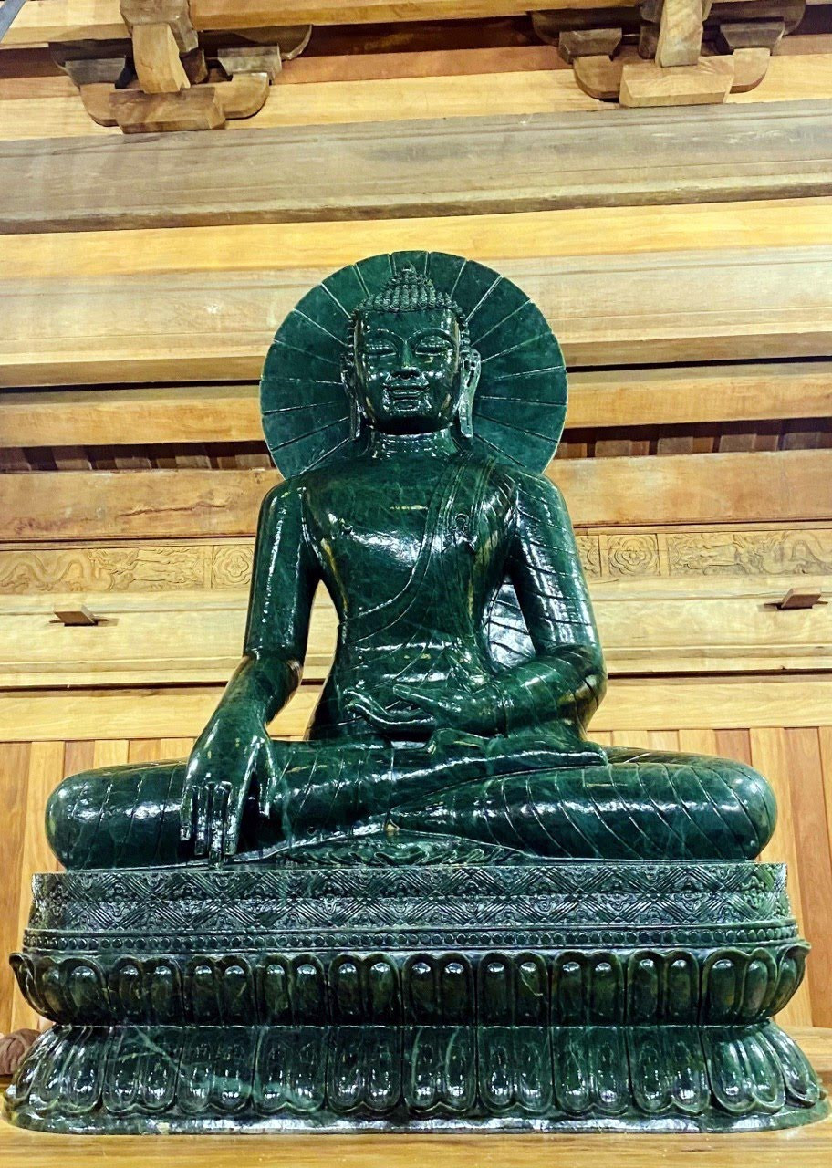 Bức tượng ngọc nguyên khối đặt tại chùa. (Nguồn: TTXVN phát)