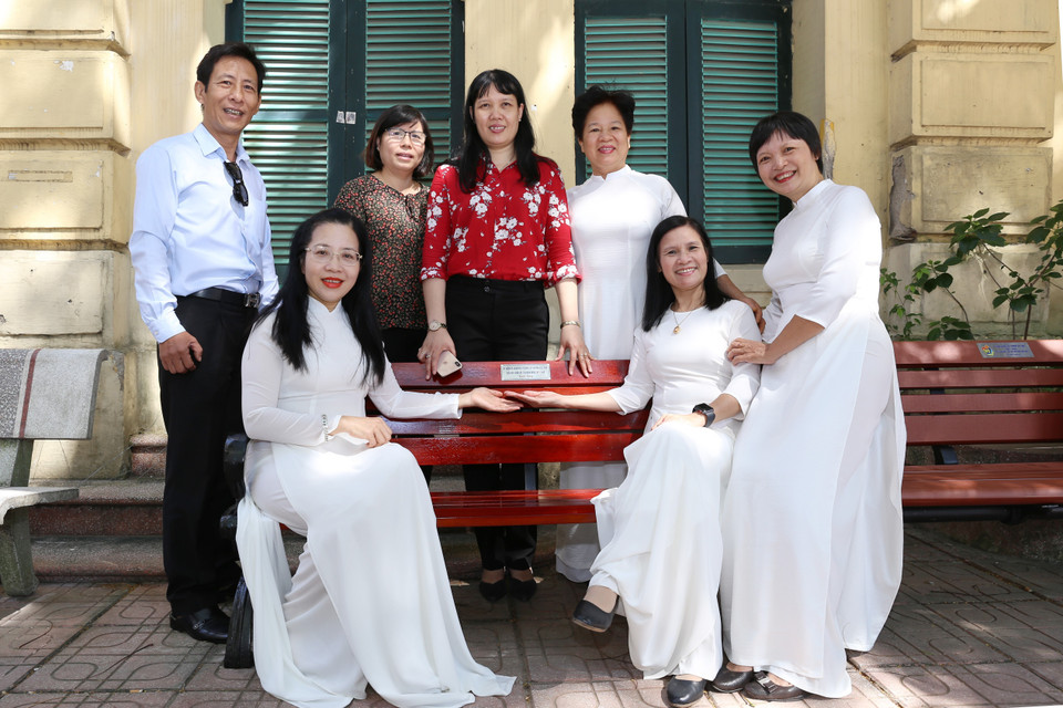 Những cựu học sinh trưởng thành từ mái trường, trở thành những công dân tốt, sống có lý tưởng và có tri thức khoa học vững vàng, đóng góp vào sự nghiệp xây dựng và phát triển kinh tế - xã hội của Thủ đô và đất nước, ôn lại những kỷ niệm khi quay trở về mái trường xưa. (Ảnh: Hoàng Hiếu/TTXVN)