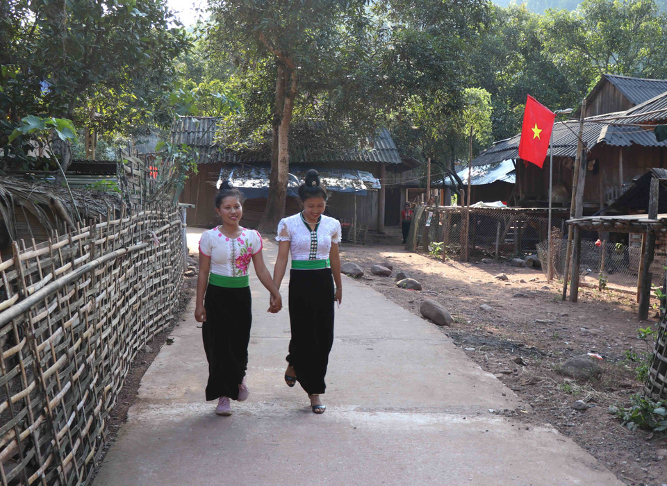 Thiếu nữ người dân tộc Cống (bản Lả Chà) đi dự Tết hoa mào gà. (Ảnh: Nguyễn Xuân Tiến/TTXVN)