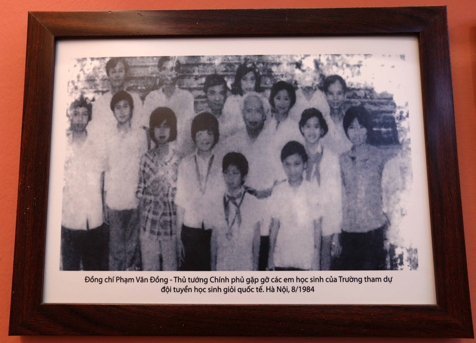 Những bức tranh ghi lại những cột mốc lịch sử của trường THPT Việt Đức qua các thời kỳ. (Ảnh: Thành Đạt/TTXVN)