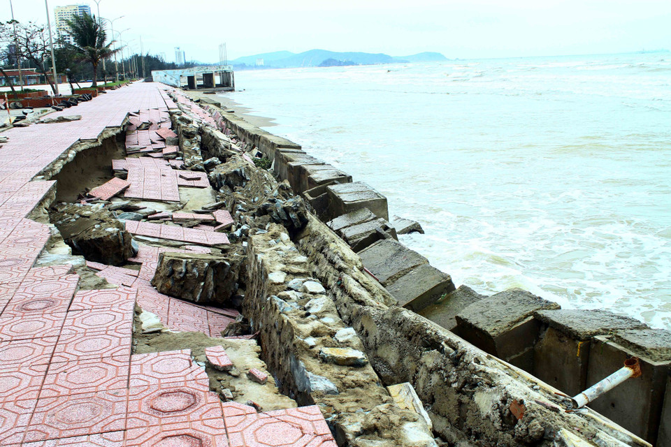 Hệ thống kè biển khu vực quảng trường Bình Minh, thị xã Cửa Lò bị hư hỏng nghiêm trọng. (Ảnh: Tá Chuyên/TTXVN)
