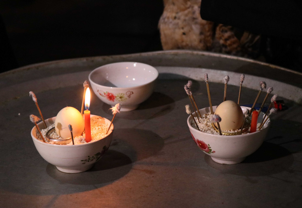 Tết hoa mào gà là hình thức sinh hoạt văn hóa tín ngưỡng lâu đời, tiêu biểu nhất trong đời sống tinh thần của đồng bào dân tộc Cống, chứa đựng những nghi thức văn hóa độc đáo. (Ảnh: Nguyễn Xuân Tiến/TTXVN)