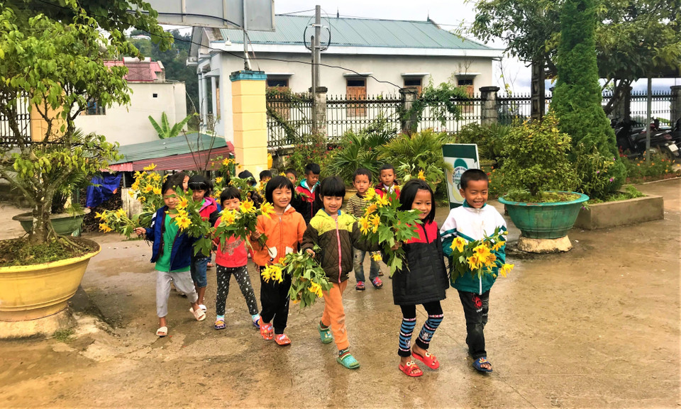 Các em học sinh Trường Phổ thông dân tộc bán trú Tiểu học Thu Lũm, huyện Mường Tè tự hái đóa hoa rừng mang tặng thầy cô giáo. (Ảnh: Việt Hoàng/TTXVN)