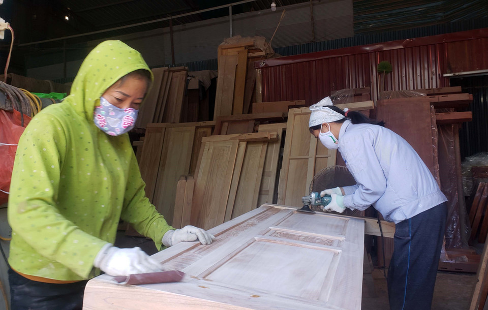 Hoàn thiện sản phẩm giường tại thôn Đoài (Yên Lạc, Vĩnh Phúc). (Ảnh: Hoàng Hùng/TTXVN)