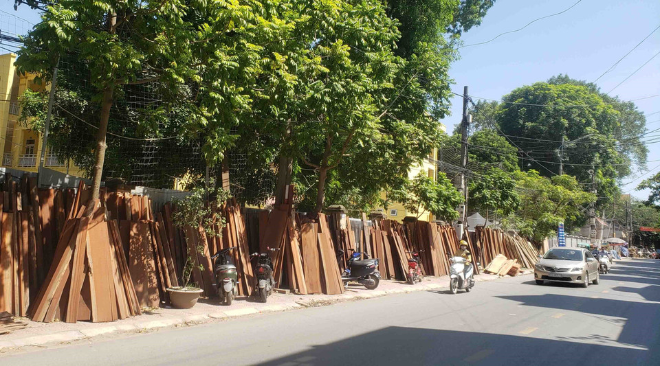 Phơi gỗ nguyên liệu tại thôn Đông làng mộc truyền thống Yên Lạc. (Ảnh: Hoàng Hùng/TTXVN)