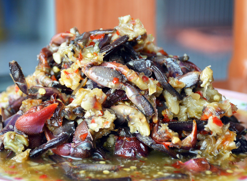 Ba khía muối được pha trộn với các gia vị khác tạo nên một món ăn không thể nào quên đối với du khách mỗi khi có dịp đặt chân đến vùng Đất Mũi-Cà Mau. (Ảnh: Huỳnh Anh/TTXVN)