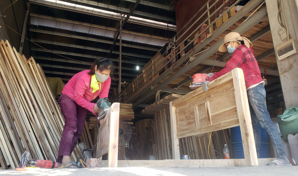 Hoạt động sản xuất chế biến gỗ tại thôn Đoài (Yên Lạc, Vĩnh Phúc). (Ảnh: Hoàng Hùng/TTXVN)