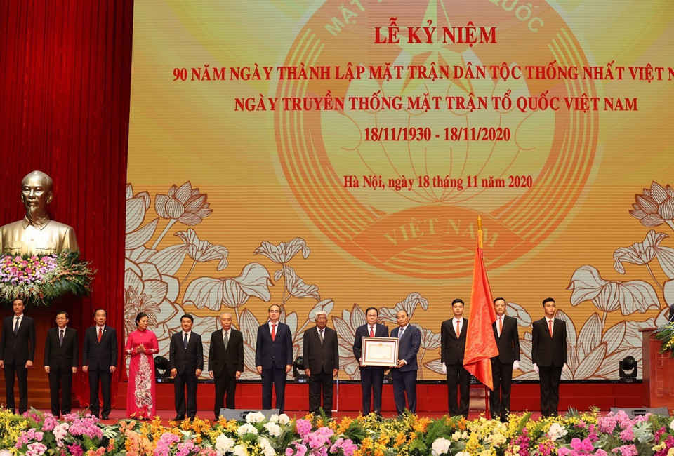 Thủ tướng Nguyễn Xuân Phúc, Chủ tịch Hội đồng Thi đua - Khen thưởng Trung ương trao Huân chương Hồ Chí Minh cho Mặt trận Tổ quốc Việt Nam. (Ảnh: Trí Dũng/TTXVN)