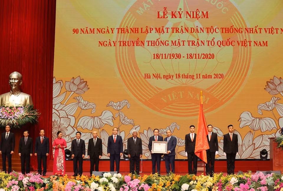 Thủ tướng Nguyễn Xuân Phúc, Chủ tịch Hội đồng Thi đua - Khen thưởng Trung ương trao Huân chương Hồ Chí Minh cho Mặt trận Tổ quốc Việt Nam. (Ảnh: Trí Dũng/TTXVN)