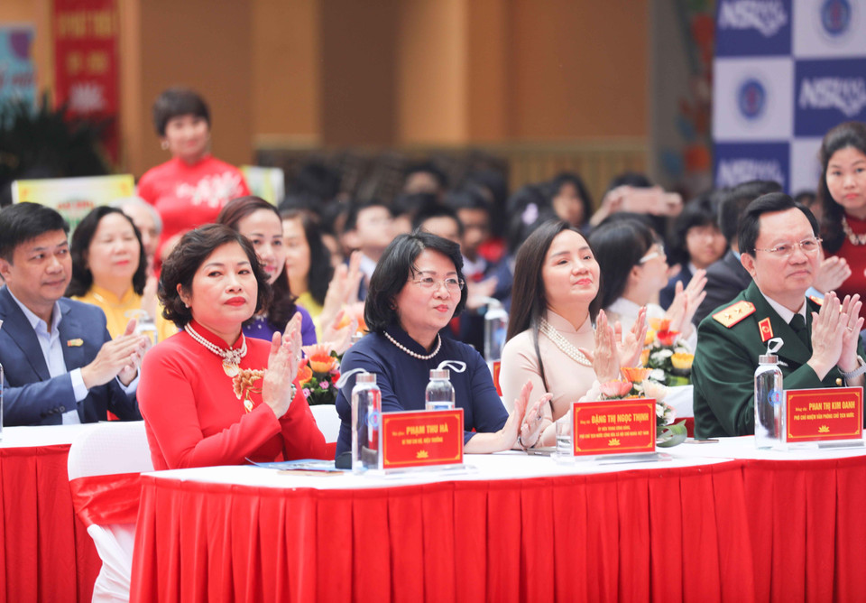 Phó Chủ tịch nước Đặng Thị Ngọc Thịnh cùng các đại biểu dự lễ. (Ảnh: Thanh Tùng/TTXVN)