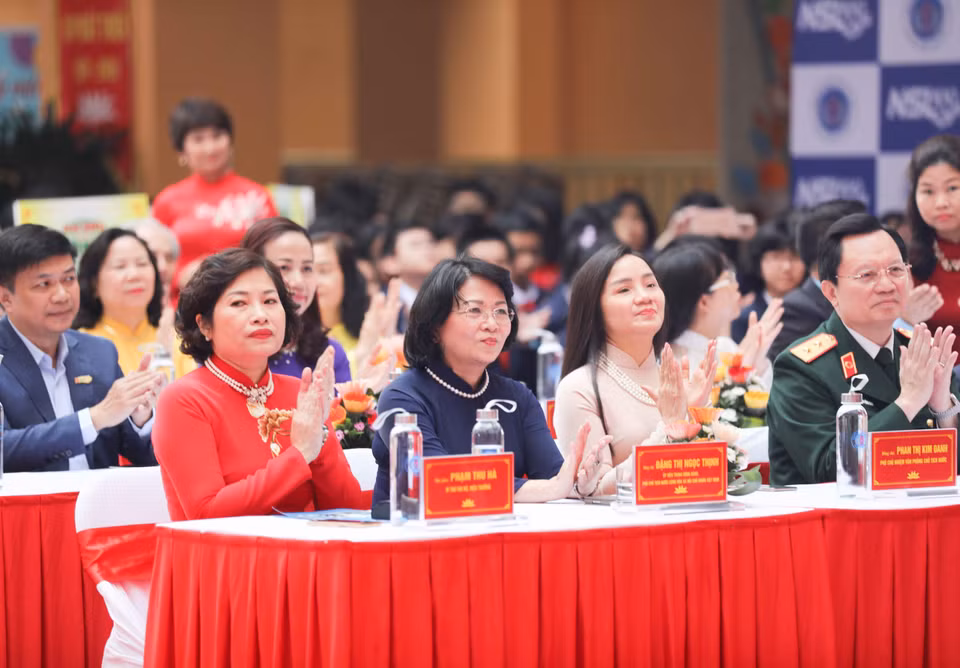 Phó Chủ tịch nước Đặng Thị Ngọc Thịnh cùng các đại biểu dự lễ. (Ảnh: Thanh Tùng/TTXVN)
