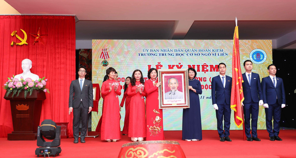 Phó Chủ tịch nước Đặng Thị Ngọc Thịnh tặng bức chân dung bác Hồ kính yêu cho thầy và trò trường Trung học cơ sở Ngô Sĩ Liên. (Ảnh: Thanh Tùng/TTXVN)