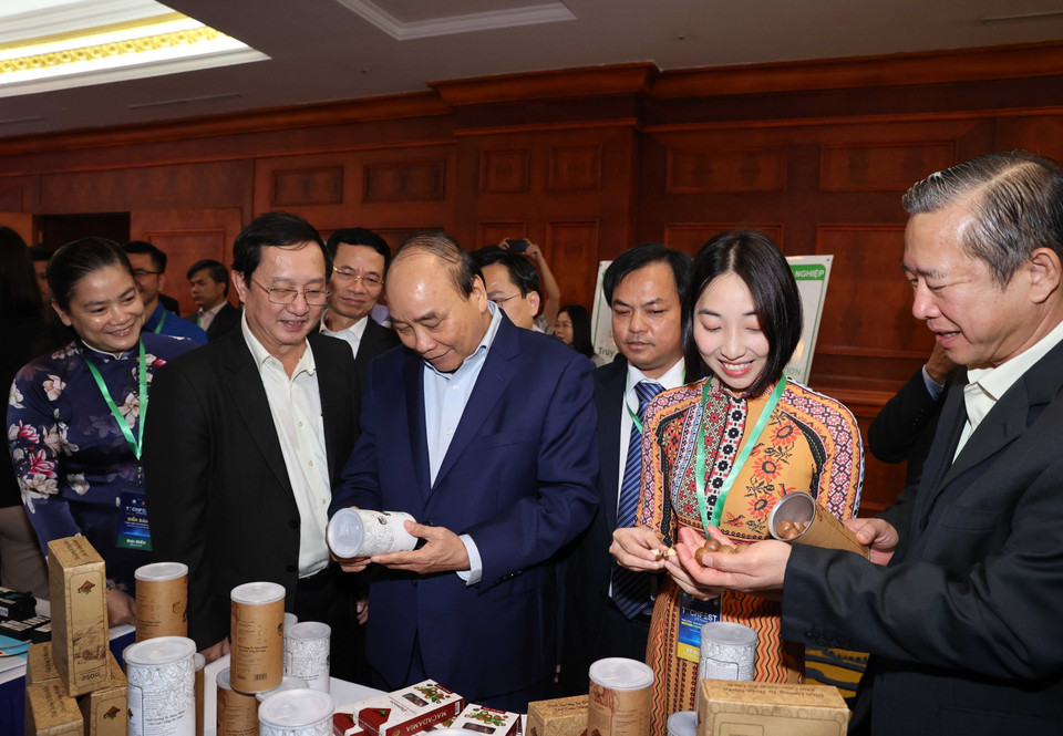 Thủ tướng Nguyễn Xuân Phúc thăm các gian hàng trưng bày sản phẩm tại diễn đàn. (Ảnh: Thống Nhất/TTXVN)