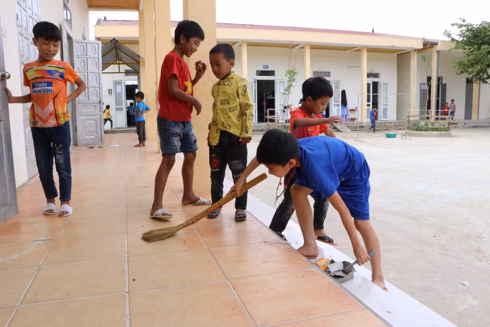 Các em học sinh Trường Phổ thông dân tộc bán trú Tiểu học Thu Lũm được rèn luyện kỹ năng sống, dọn dẹp vệ sinh phòng ở sạch sẽ. (Ảnh: Việt Hoàng/TTXVN)
