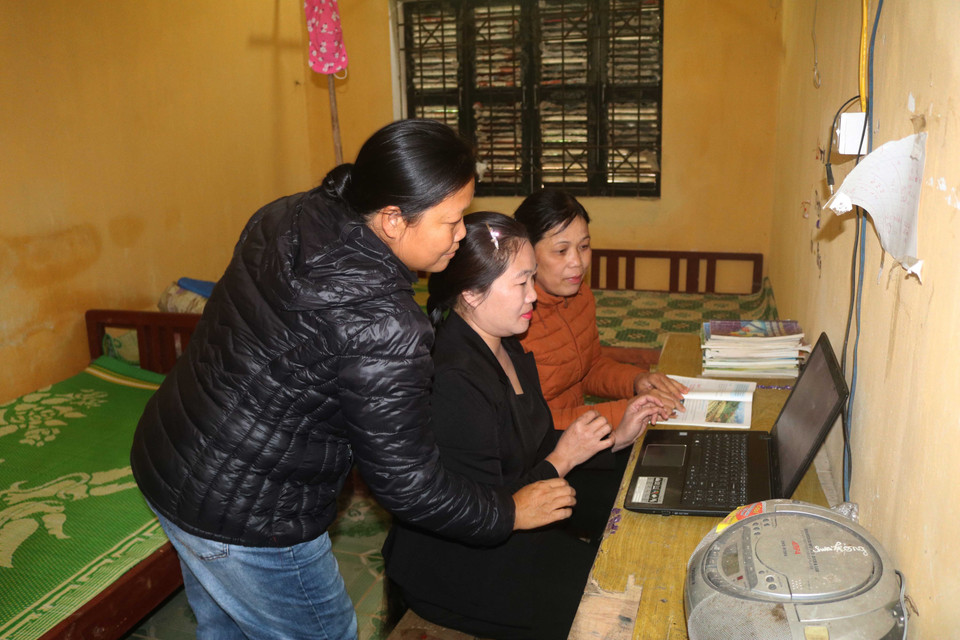 Giáo viên tại điểm trường Lũng Giỏng trao đổi bài giảng trước giờ lên lớp. (Ảnh: Chu Hiệu/TTXVN)