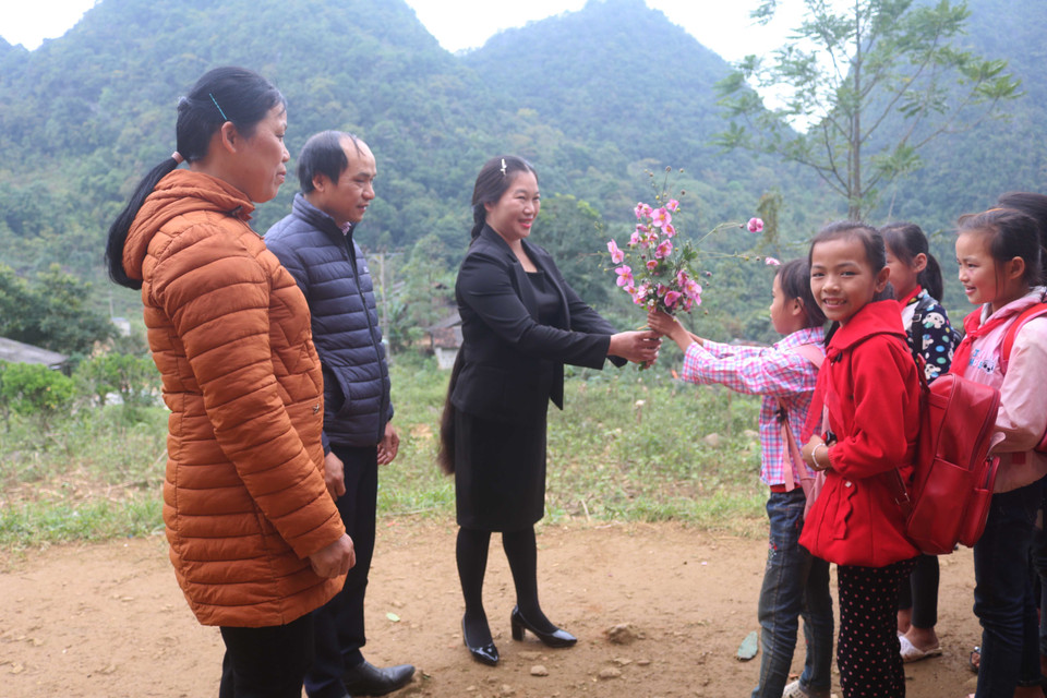 Những bông hoa rừng được học sinh điểm trường Lũng Giỏng gửi tặng thầy, cô giáo nhân Ngày Nhà giáo Việt Nam 20/11. (Ảnh: Chu Hiệu/TTXVN)