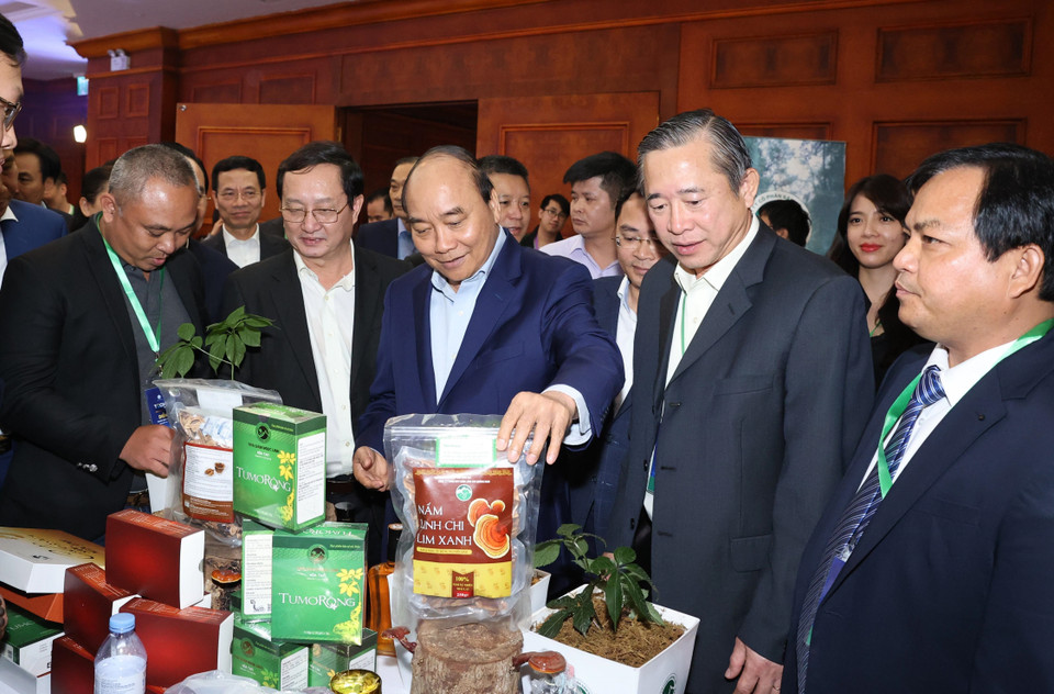 Thủ tướng Nguyễn Xuân Phúc thăm các gian hàng trưng bày sản phẩm tại diễn đàn. (Ảnh: Thống Nhất/TTXVN)