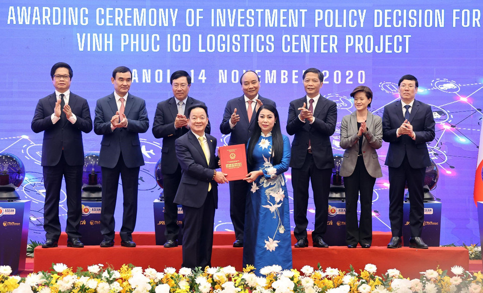 Thủ tướng Nguyễn Xuân Phúc, Chủ tịch ASEAN 2020 và Thủ tướng Singapore Lý Hiển Long cùng các đại biểu chứng kiến Lễ trao Quyết định chủ trương đầu tư dự án Logistics ICD Vĩnh Phúc giữa bà Hoàng Thị Thuý Lan, Bí thư tỉnh ủy Vĩnh Phúc cho ông Đỗ Quang Hiển, Chủ tịch Hội đồng quản trị, kiêm Tổng giám đốc T&amp;T. (Ảnh: Thống Nhất/TTXVN)