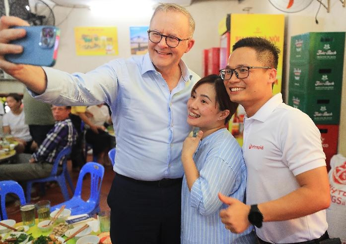 Thủ tướng Australia Anthony Albanese chụp ảnh selfie với hai bạn trẻ Việt Nam sau khi dùng xong bữa trưa. (Ảnh: Lâm Khánh/TTXVN)